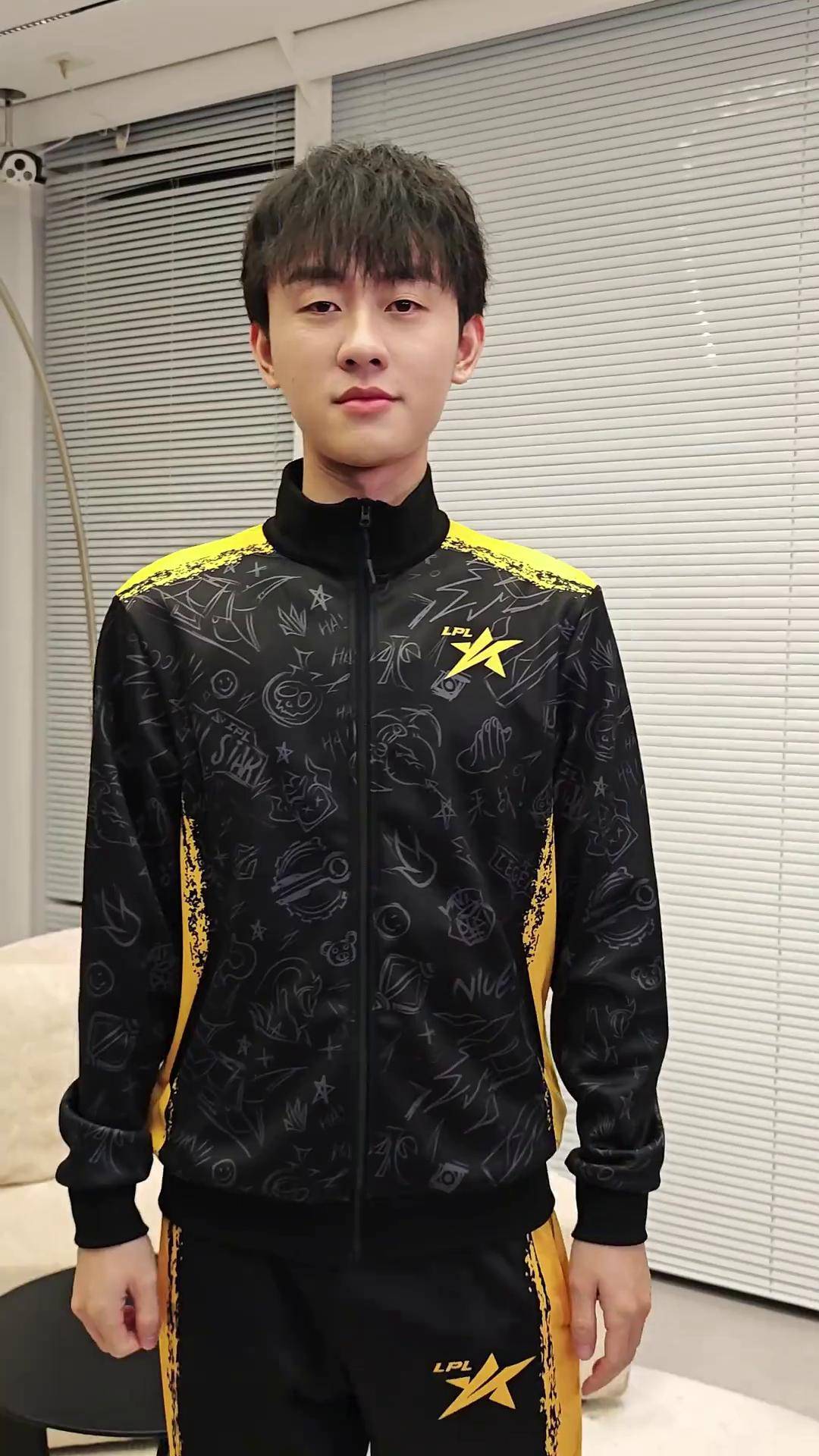 九游棋牌APP包含Ming重返赛场，领先优势明显首场状态出色，湖人观众沸腾！再创辉煌时刻的词条