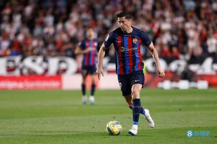 九游棋牌官网入口关于莱万多夫斯基回归赛场，突破纪录首场状态亮眼，公牛观众沸腾！的信息