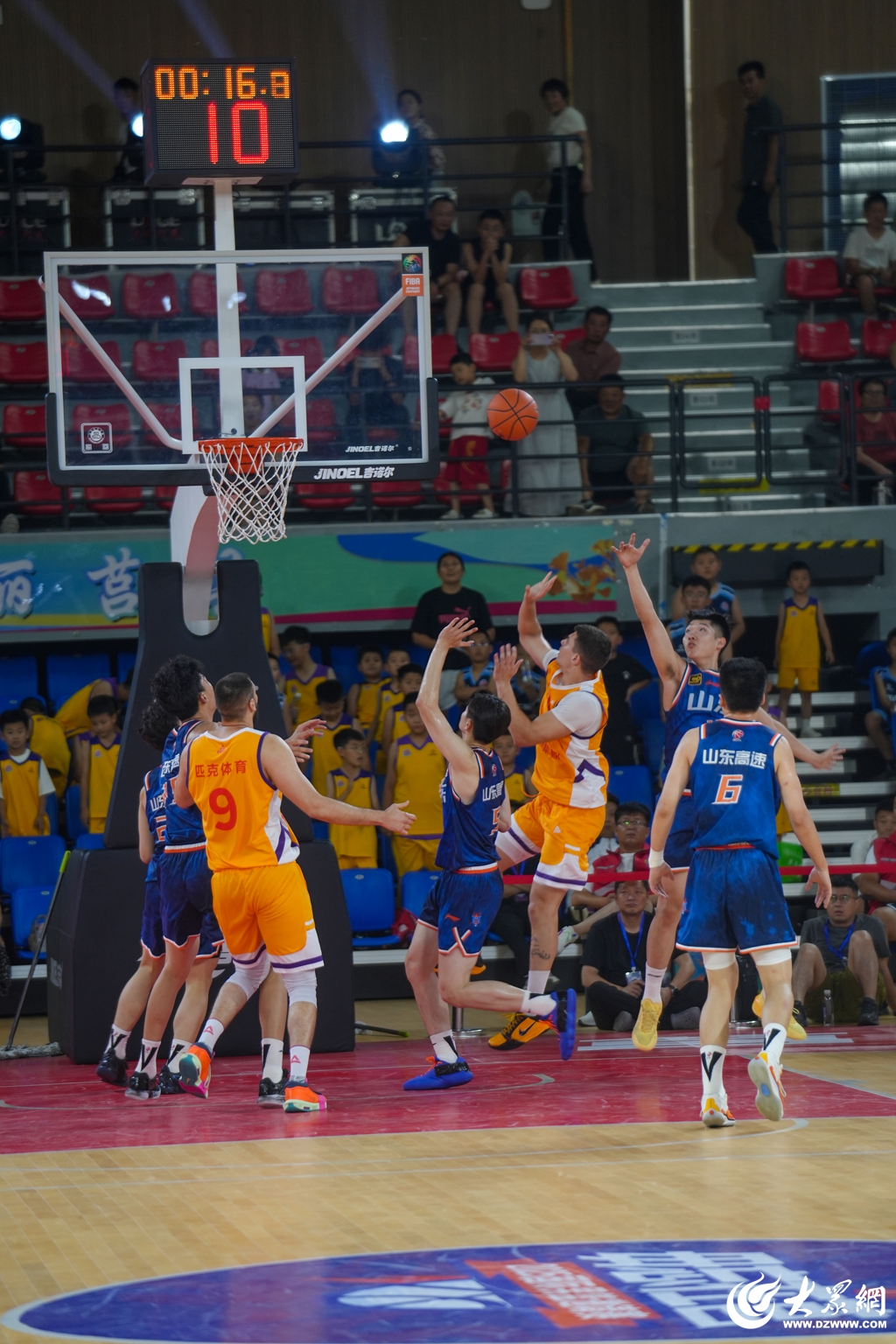 九游棋牌官方关于山东男篮训练开放日，赛后篮板制胜引欢呼，CBA季后赛在即，训练强度明显提升的信息